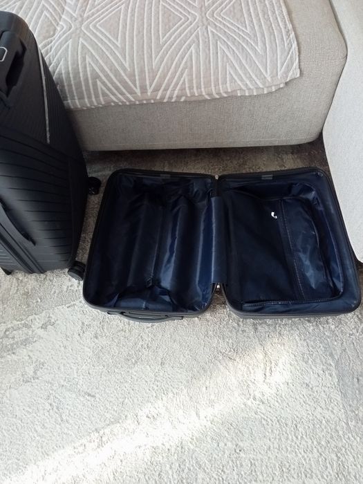 Продам два чемодана