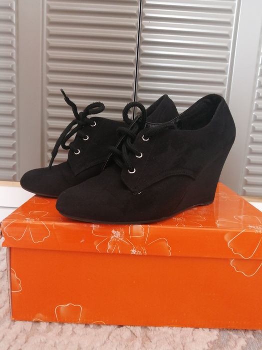 Продаеться женские туфли