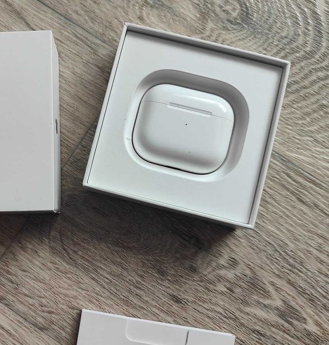 продам наушники Apple AirPods 4 (ANC)