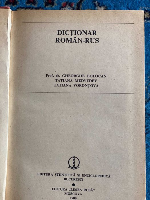 Dictionar roman-rus, are 1540 de pagini din 1980