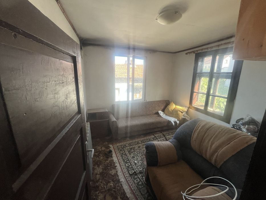 Къща с двор и втора самостоятелна жилищна сграда