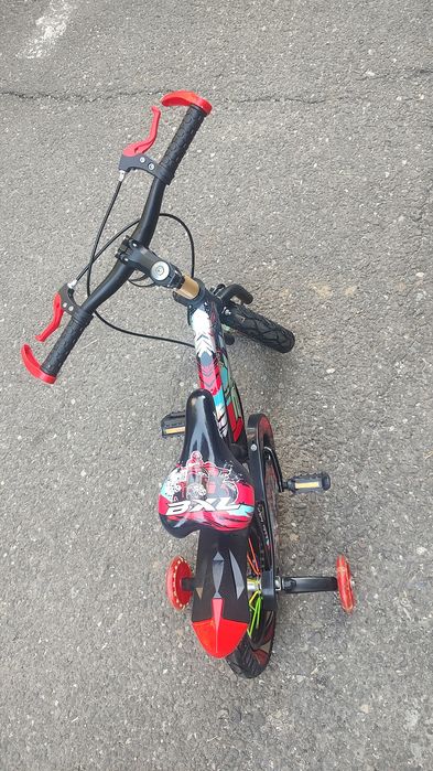 Vând bicicleta copii cu roti ajutatoare