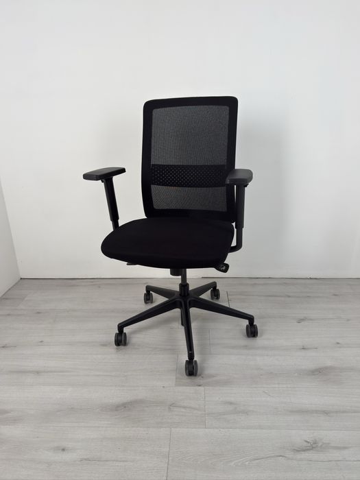 Работен стол Bestuhl S30 от черна-мрежеста облегалка