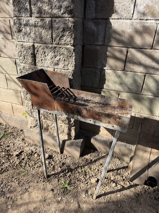 Мангальница для шашлыка. Самовывоз. Очень удобная.