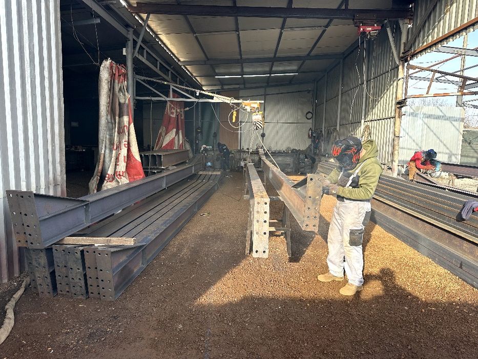 Hala 12x20 de metri hala pe suruburi demontabila livrare montaj