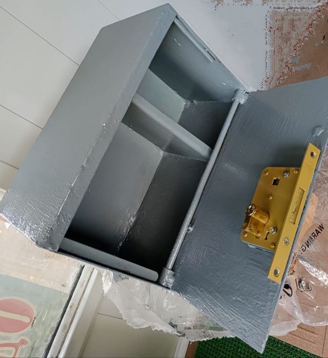 Сейф металлический