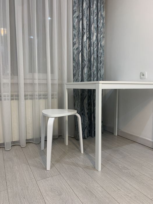 Стол IKEA и табуретки