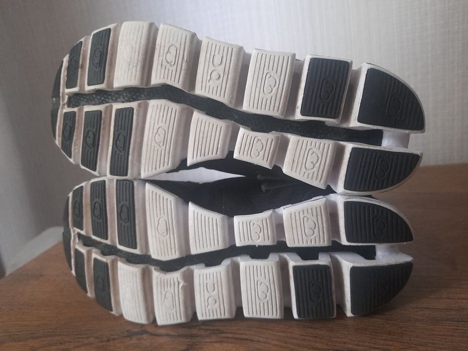 On Cloud дамски маратонки 36 номер.