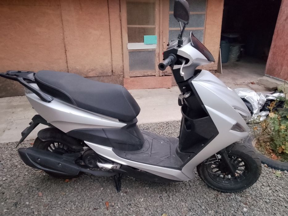 Vând scuter pe benzină cu acte în regulă pret 5500 roni