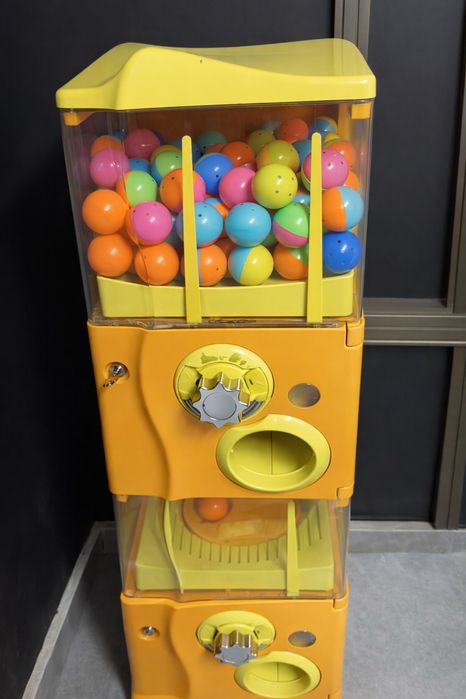 Вендинг машина за топки/капсули – 2 нива – ПЕЧЕЛИ ОТ ДЕН 1 (300 топки)