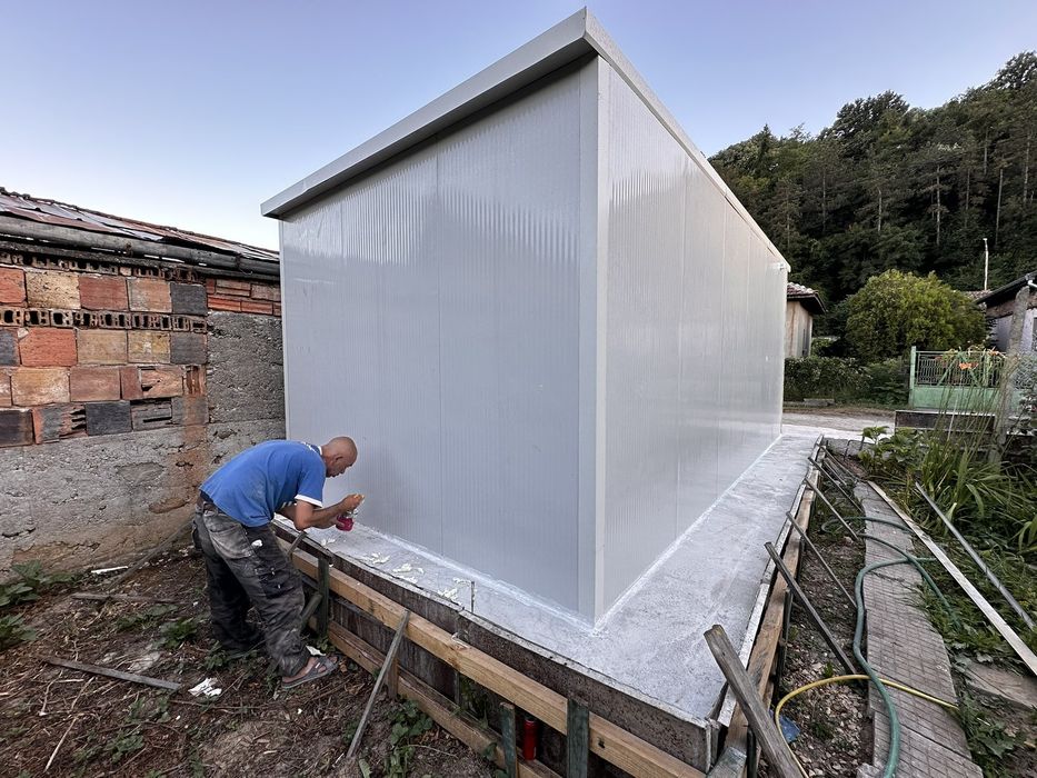 Произвежда гаражни клетки от термопанели