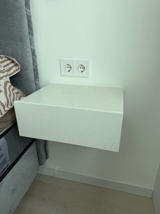 Продавам два броя висящи нощни шкафчета