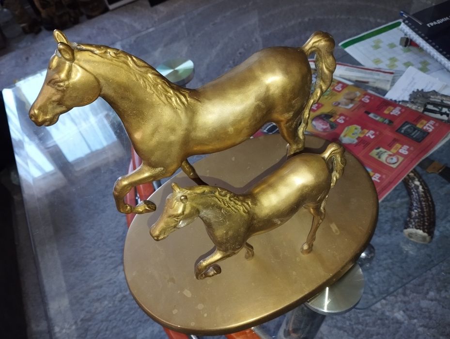 Различни голями статуетки от бронз