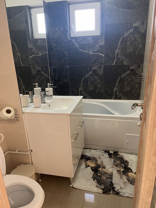 Proprietar. Inchiriez apartament 3 camere decomandat