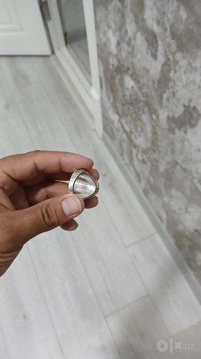 Uzuk sotiladi erondan kilgan haqiqiy toshli ko'zi