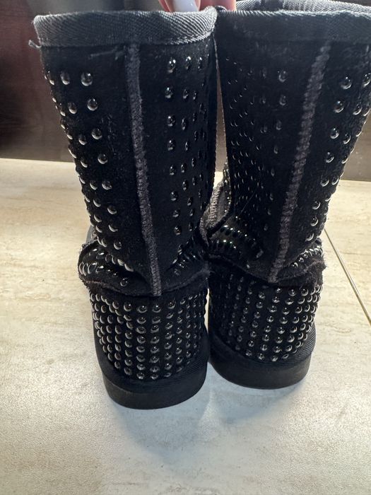 Пухкави черни ботуши с капси