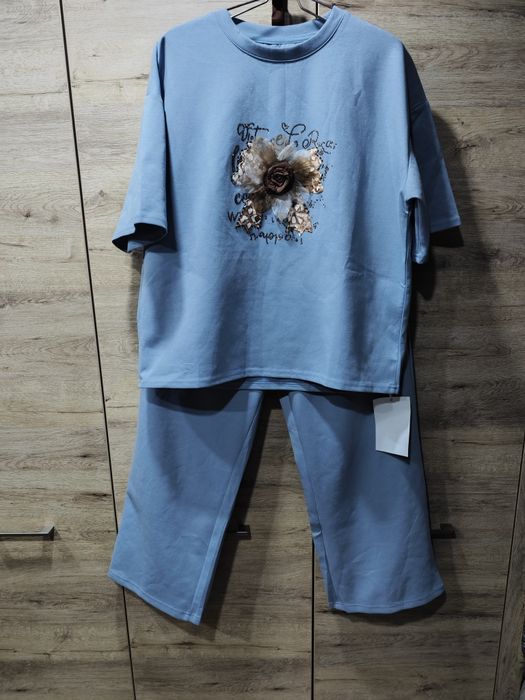Продам женский костюм