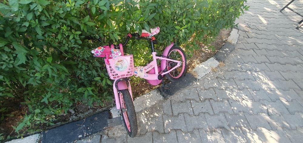 Bicicleta roz pentru copii