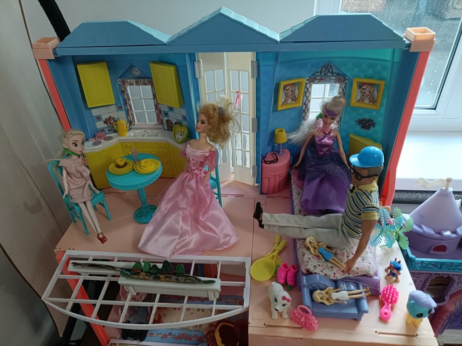 Продам кукольный домик