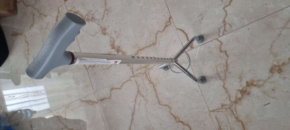 Scaun cu rotile, cadru de mers, baston ortopedic cu 3 picioare