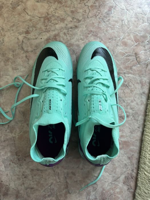 Продам футбольную обувь