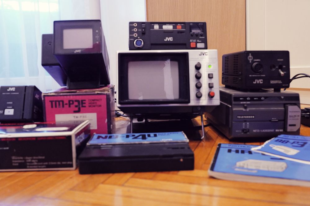 JVC monitoare CRT si Video VHS C portabile pentru Nintendo Sega PS1