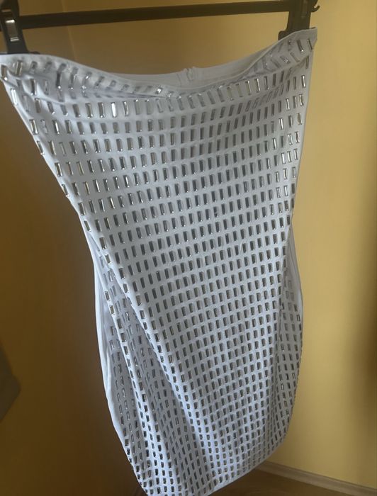 Бяла рокля с камъни