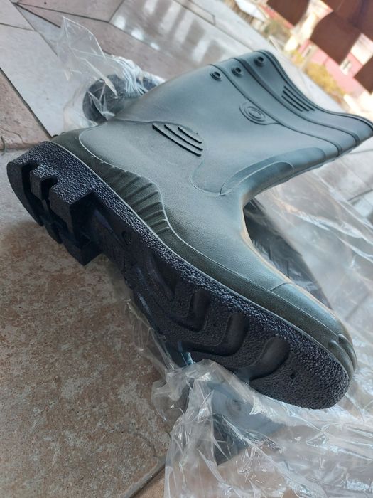 Гумени нови ботуши