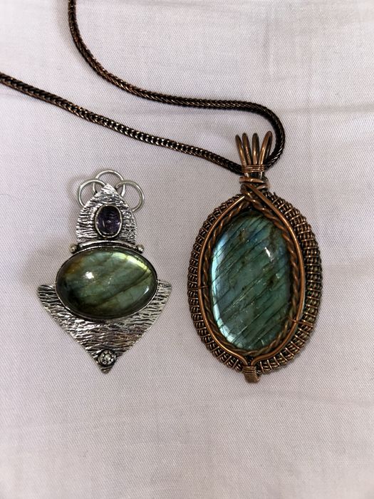 Лабрадоритовые кулоны в серебре