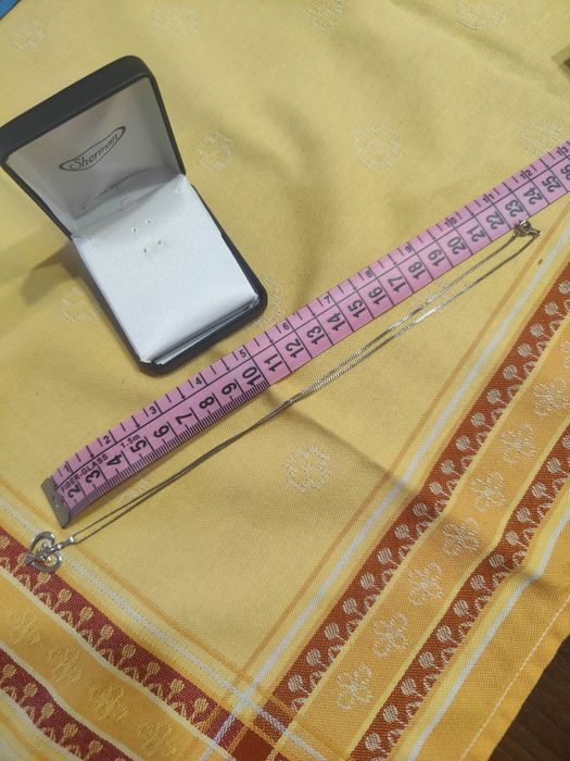 Продавам сребърно колие .