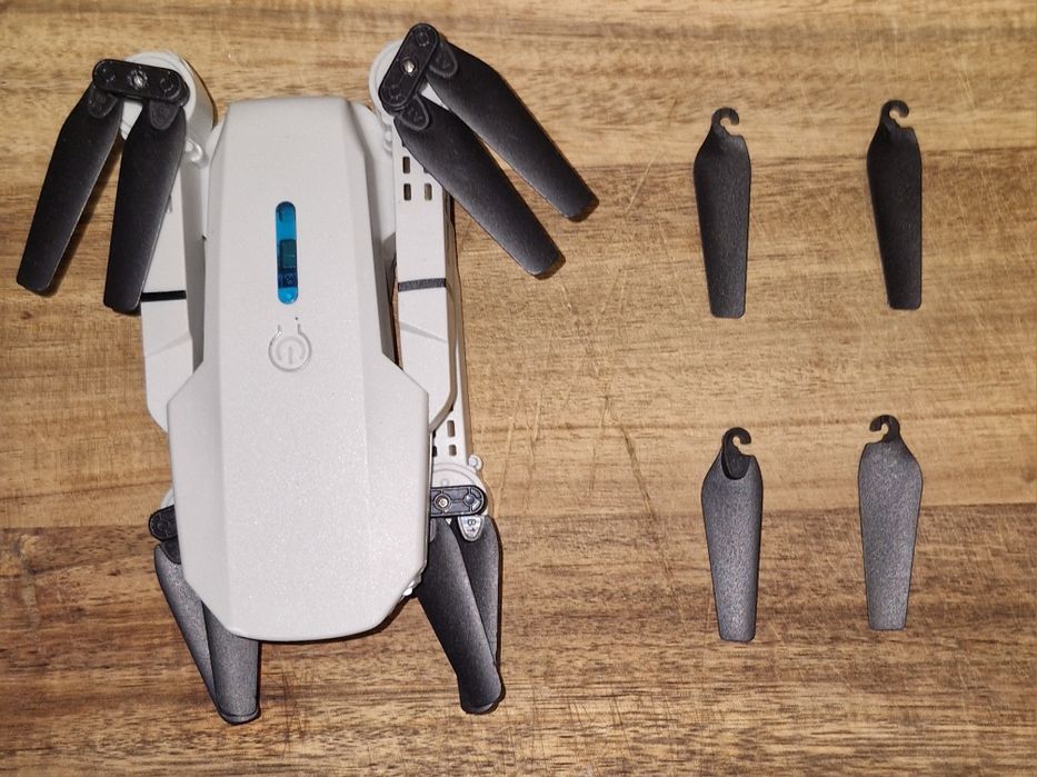 Дрон Е88 складной с камерой [ Wi-Fi FPV ]

Полный комплект