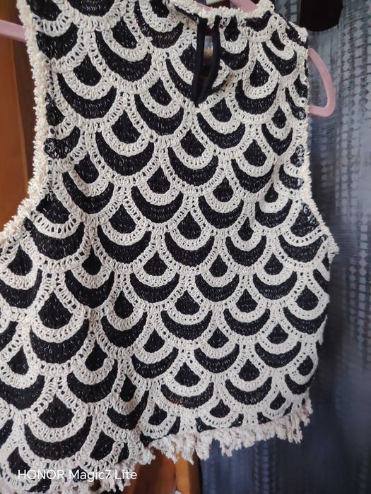 Нов топ, черно и екрю.