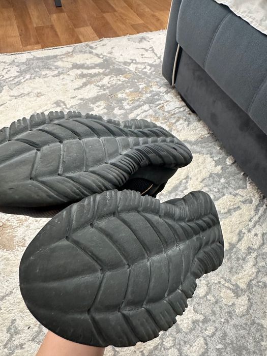 Продам кроссовки и шлепанцы