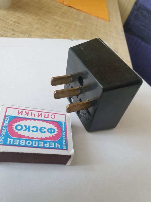 Вилка 25 А трёхполюсная.