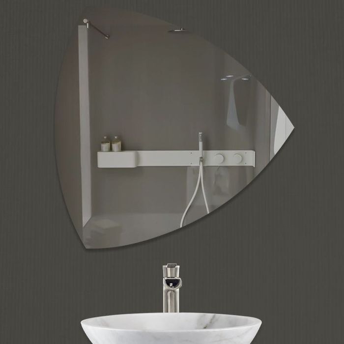 Огледало с лед осветление в размерено пространство