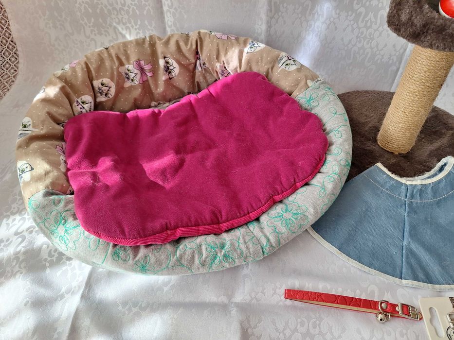 Set accesorii ieftine pentru pisici, casuta pliabila, culcus moale cu saltea, ansamblu de joaca, 	zgardă rosie /neagra din piele ecologică cu clopotei