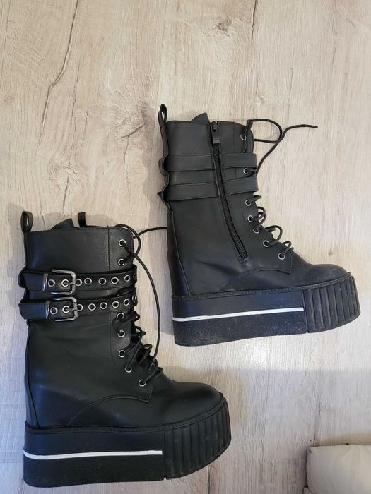 Черни боти на платформа