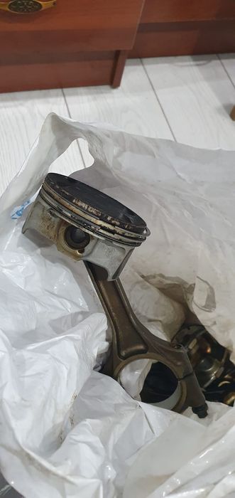 Поршня лада гранта 4шт комплект и задние фары москвич