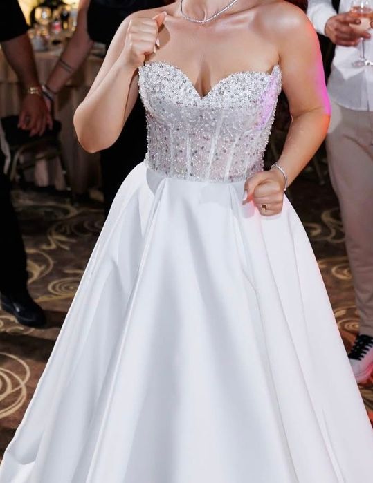 Vand rochie de mireasa cu corset reglabil!