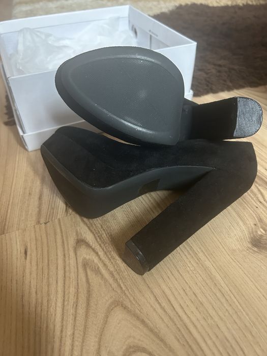 Дамски обувки на висок ток