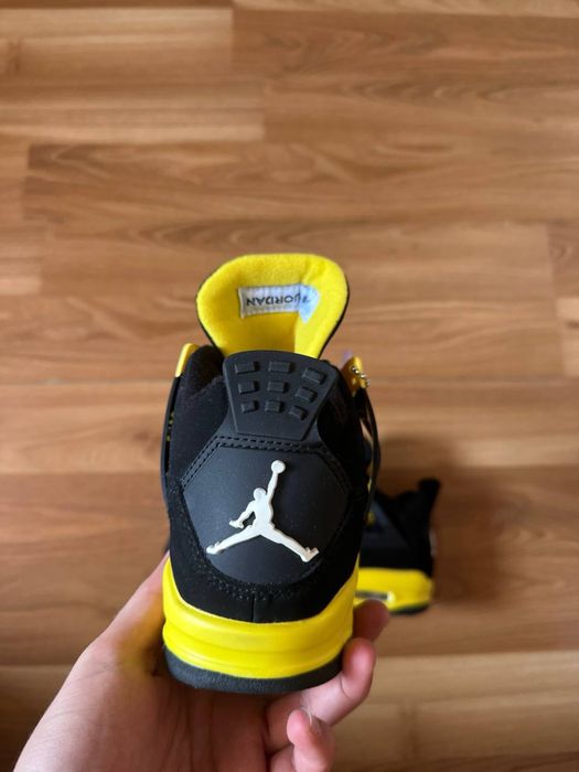 Sneakers Jordan4 cu eticheta (nu Nike, Gucci, Adidas, Balenciaga)