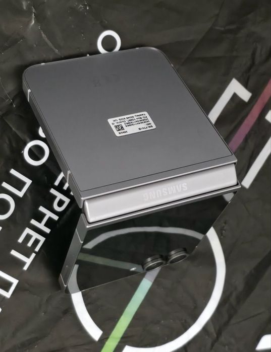 КАТО НОВ 256GB Samsung Z Flip 6 Гаранция Vivacom 2026г. Silver | Сив