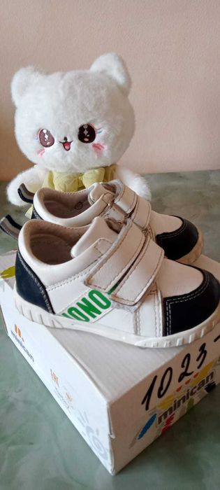 Продаются детские кроссовки