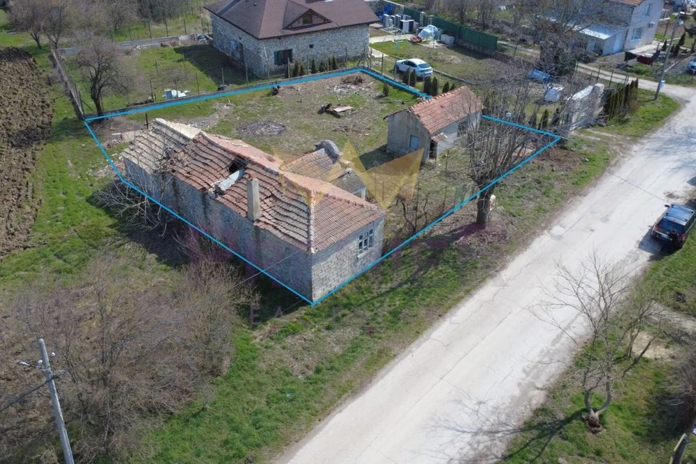 Поземлен имот в с. Новаково 707 м2 със законни постройки за събаряне.