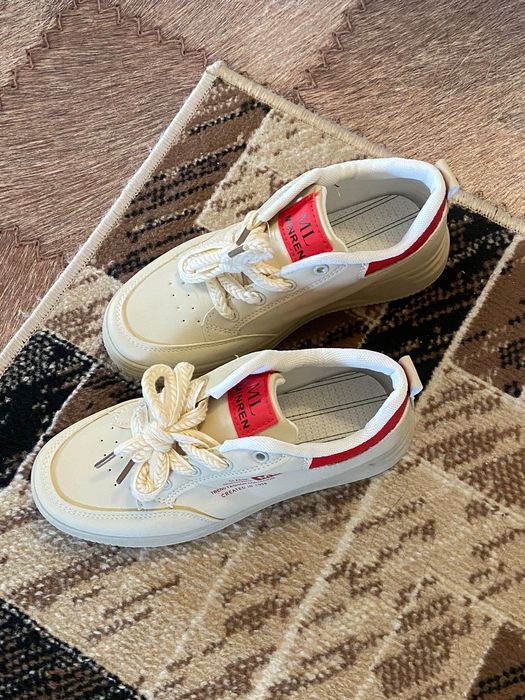 Продам женские кроссовки