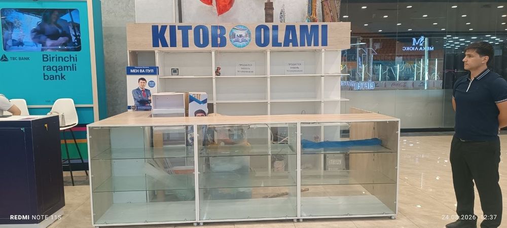 Продаётся мебель, полки, ветрина