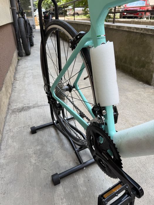 ЧИСТО НОВ Карбонов шосеен велосипед Bianchi Sprint (Celeste)