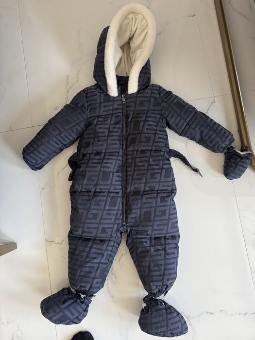 Бебешки ромпер Guess за зимни условия