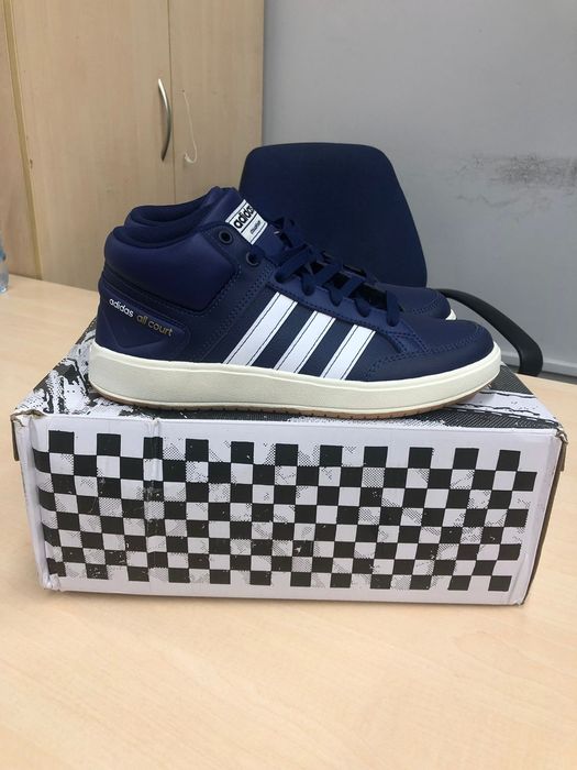 Продам кроссовки Adidas . Абсолютно новые