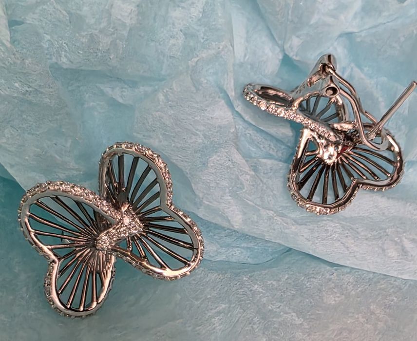 Серьги выполнены в оригинальном дизайне